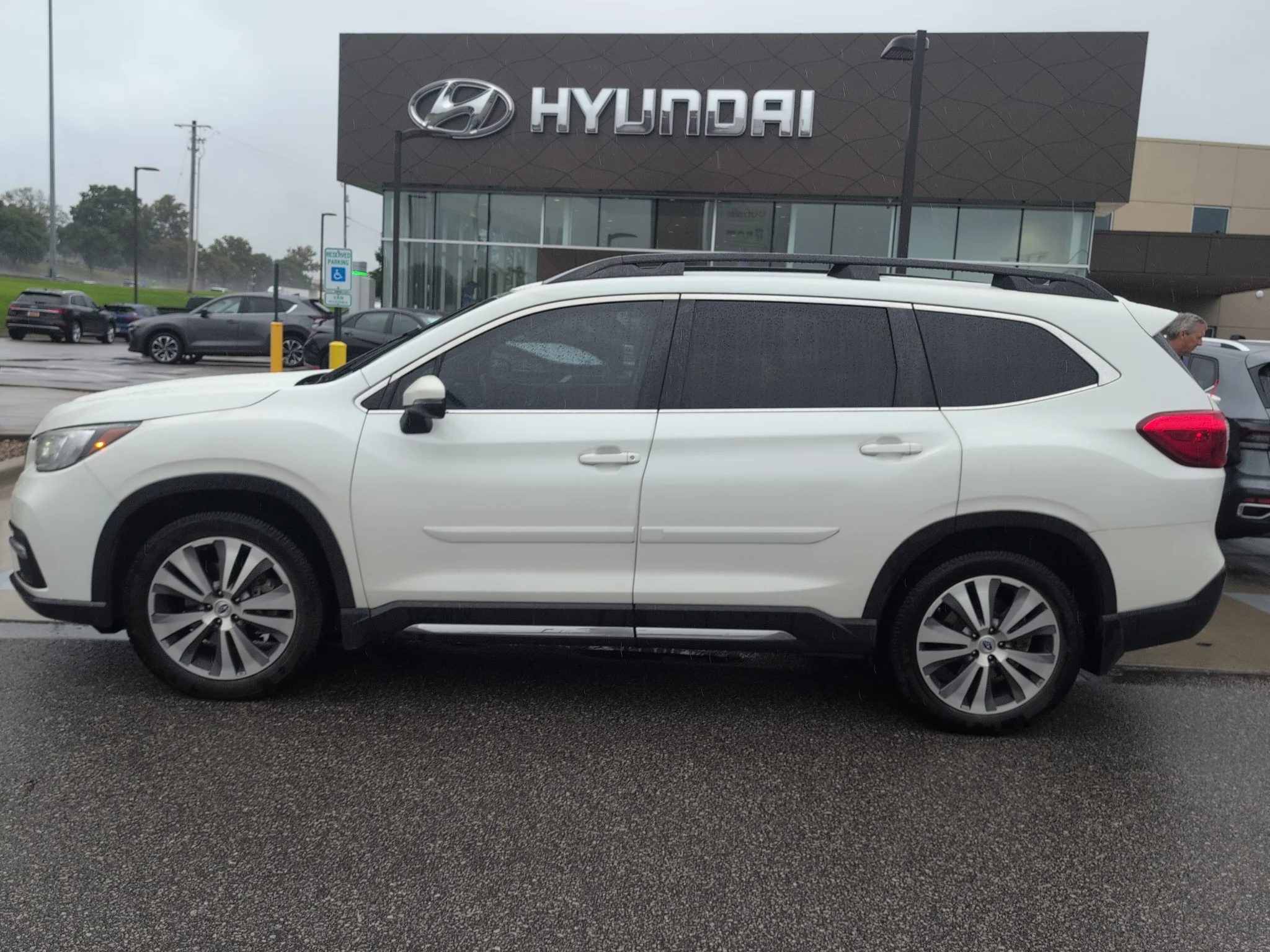 Used 2020 Crystal White Pearl Subaru Limited image 10
