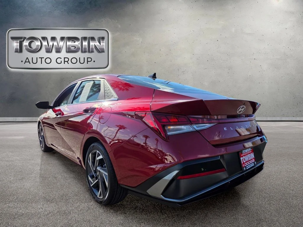 Used 2025 Red Hyundai SEL Convenience image 6