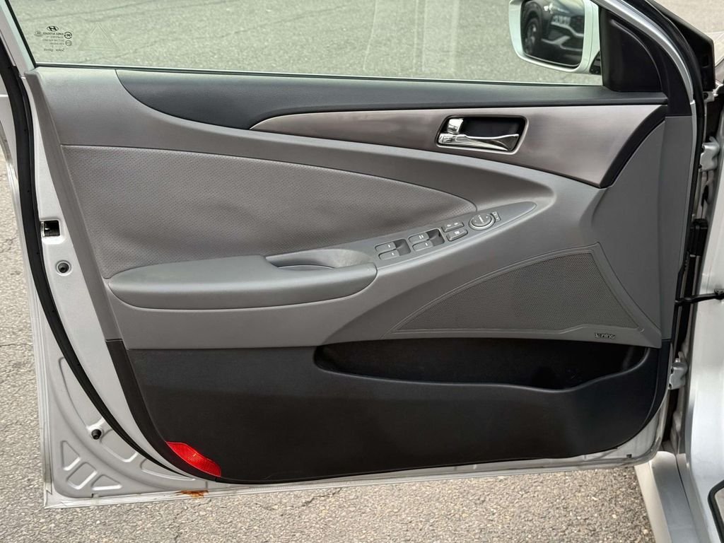 Used 2012 Silver Frost Metallic Hyundai Base image 30