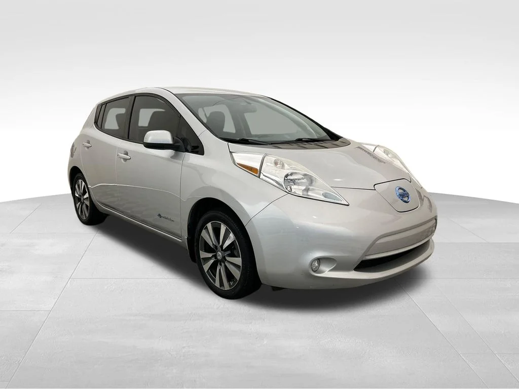 Used 2015 Silver Nissan SV image 8