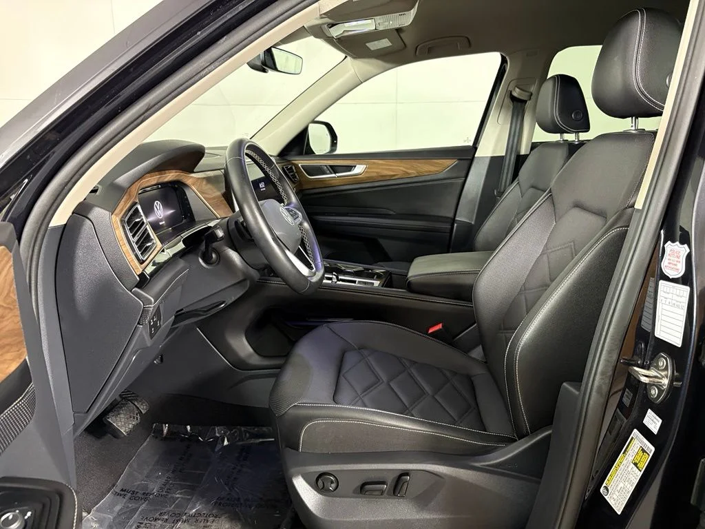 Used 2025 Black Volkswagen 2.0T SE w/Technology image 15