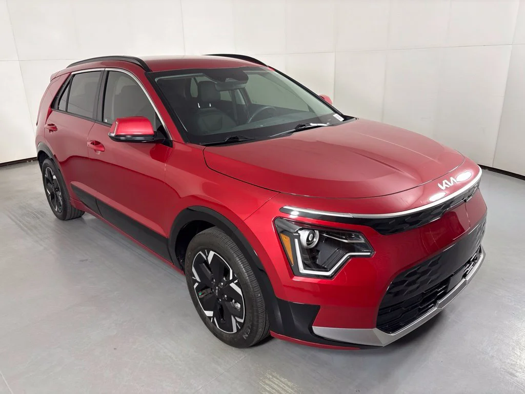 Used 2023 Red Kia Wind image 2