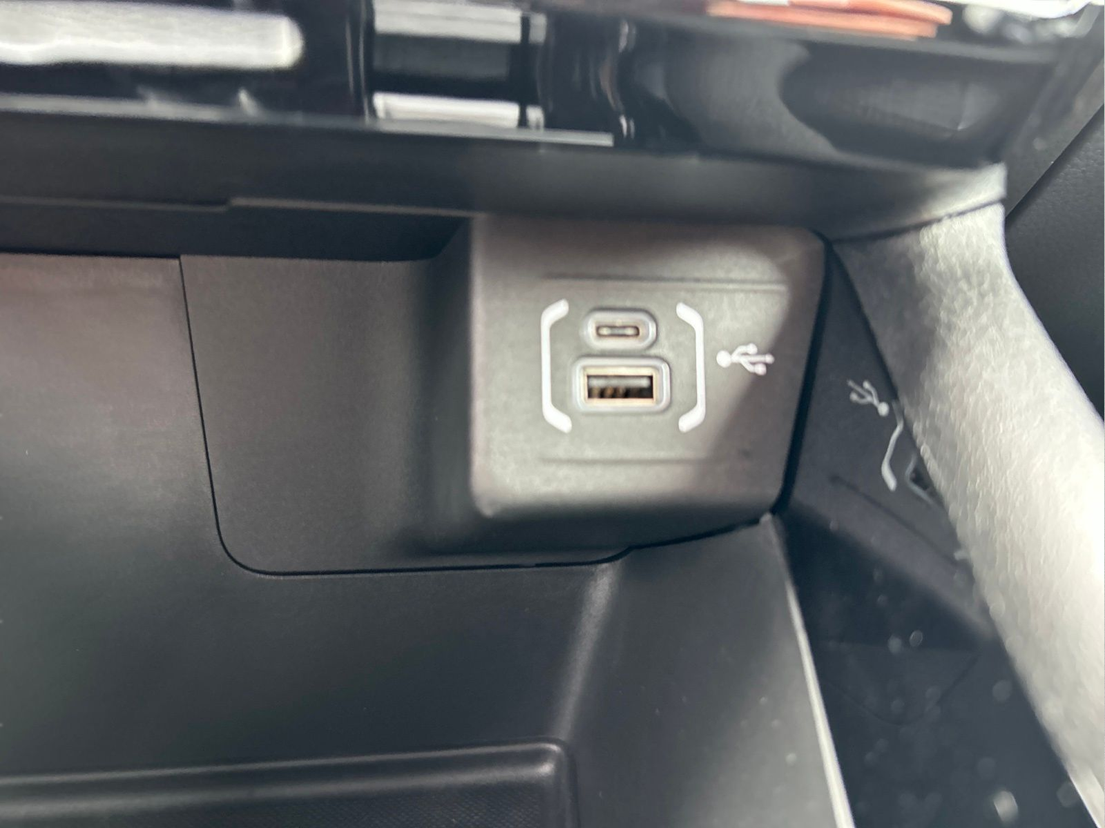 New 2026 Bright White Clearcoat Jeep Latitude image 28