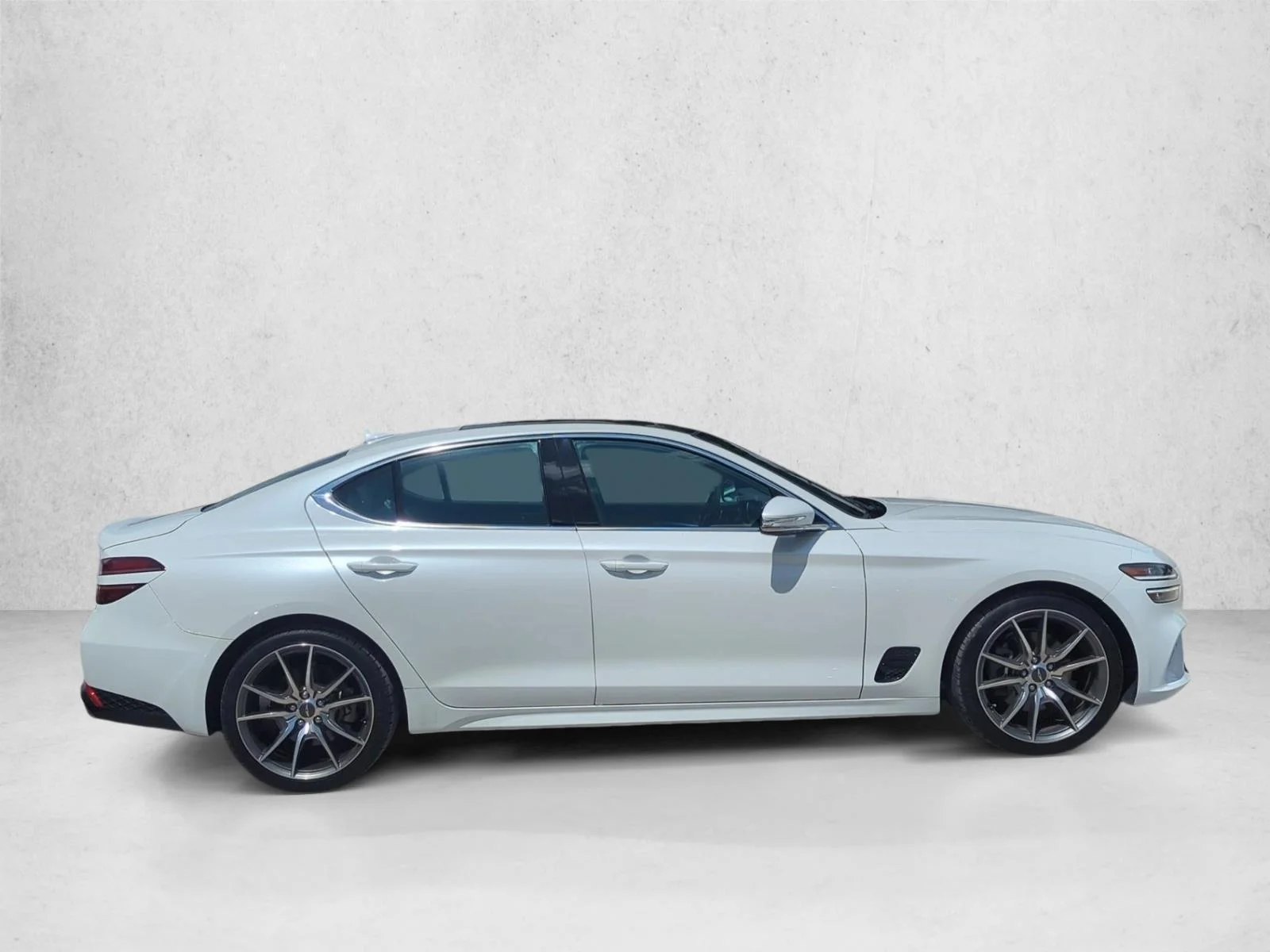 Used 2022 Uyuni White Genesis 2.0T image 4