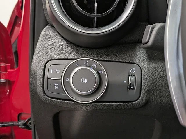 Used 2025  Alfa Romeo  image 24