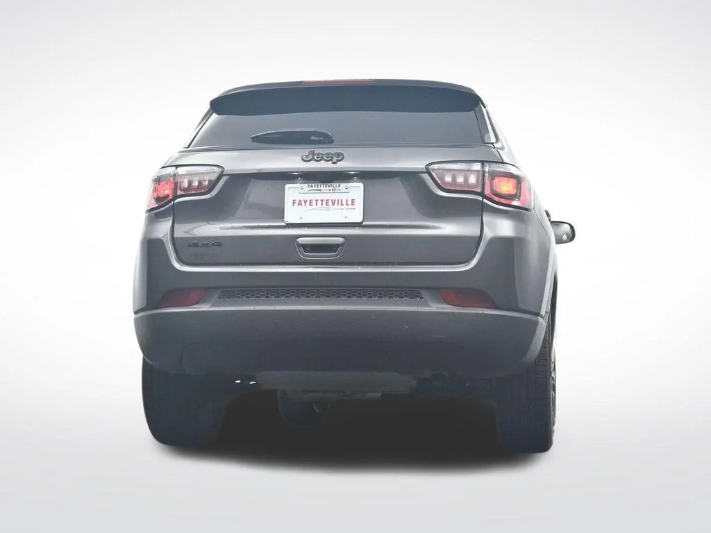 Used 2024  Jeep Latitude image 34