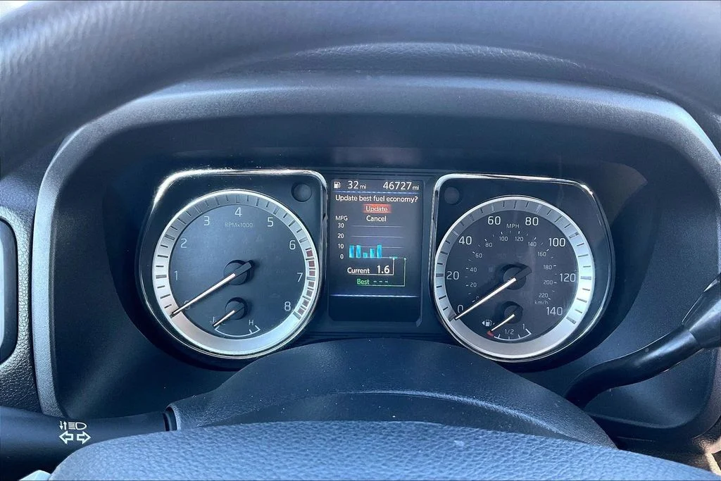 Used 2019 White Nissan S image 19