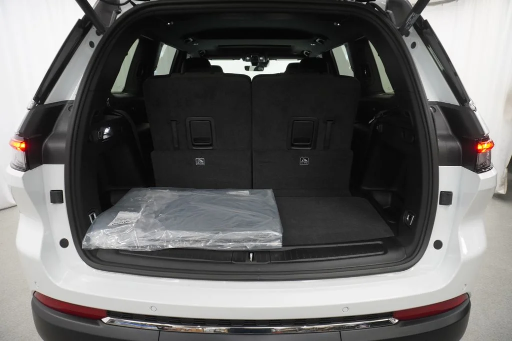 New 2026 Bright White Clear-Coat Exterior Paint Jeep Laredo image 32