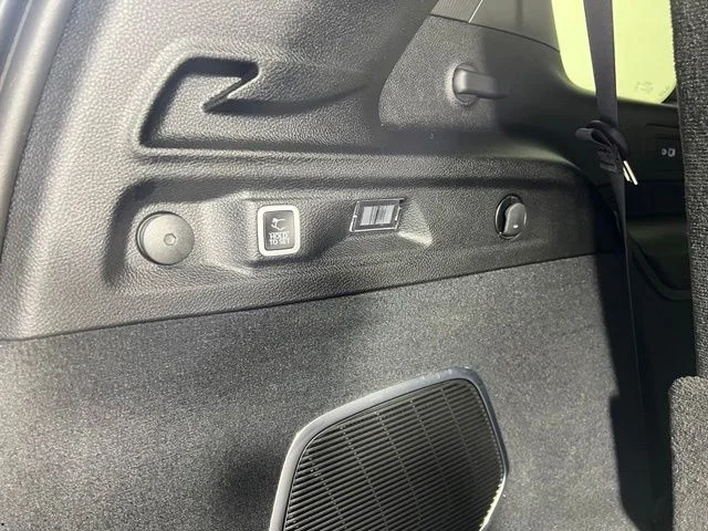 Used 2023 White Jeep Overland image 39