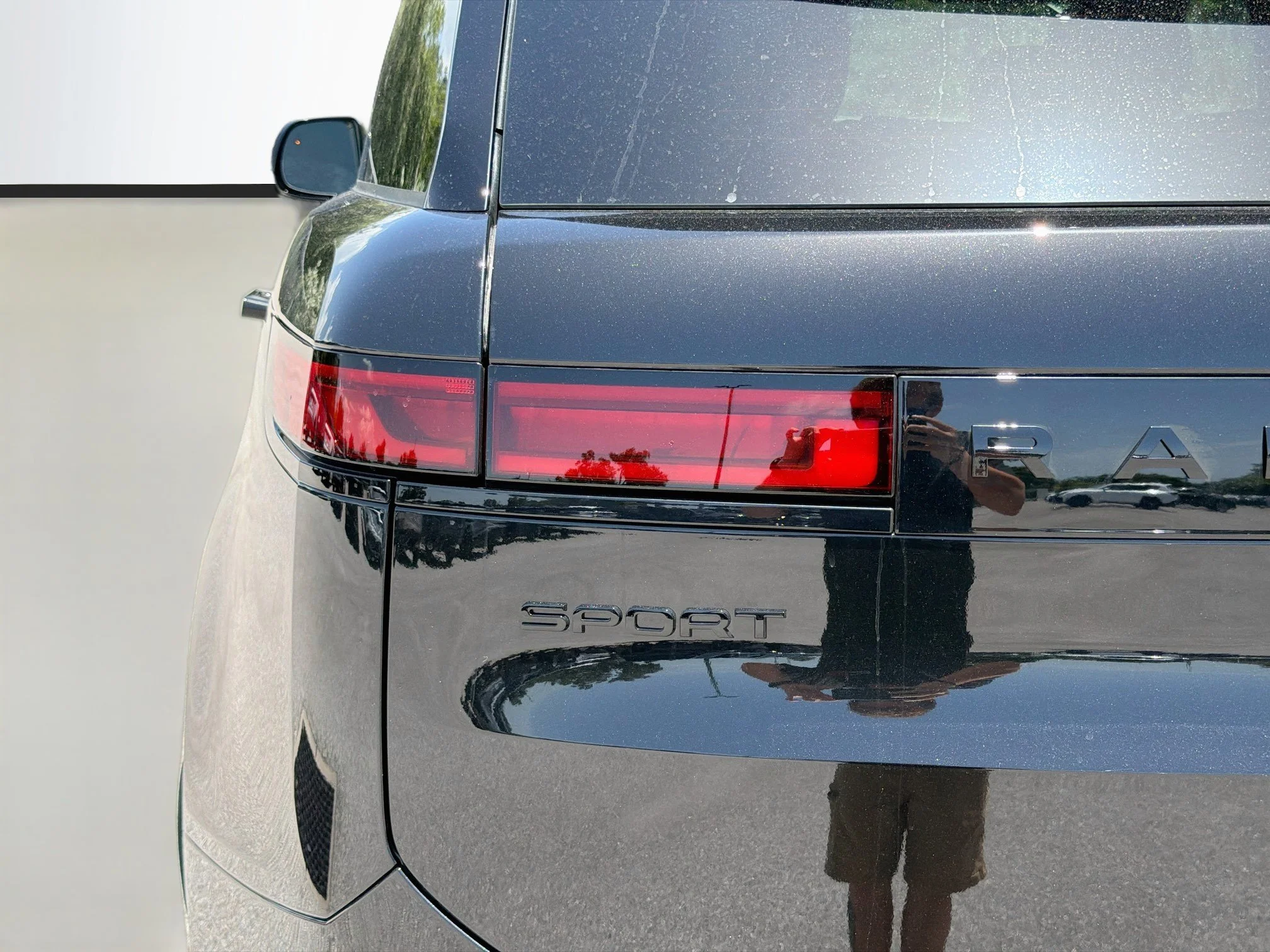 New 2026 Santorini Black Land Rover Dynamic SE image 10