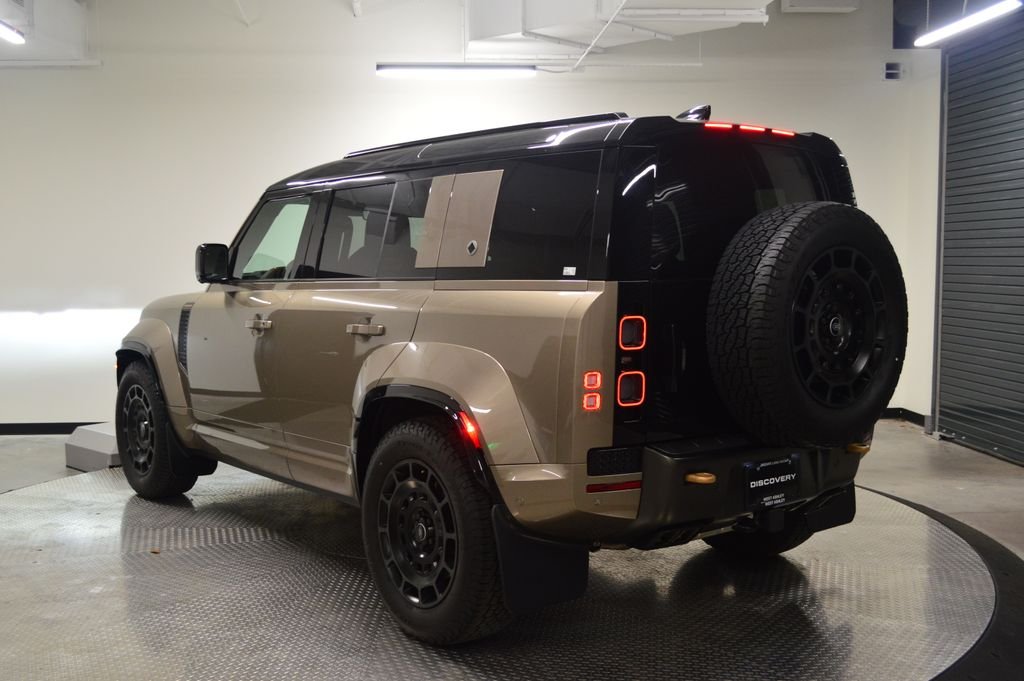Used 2025 Gold Land Rover V8 image 3