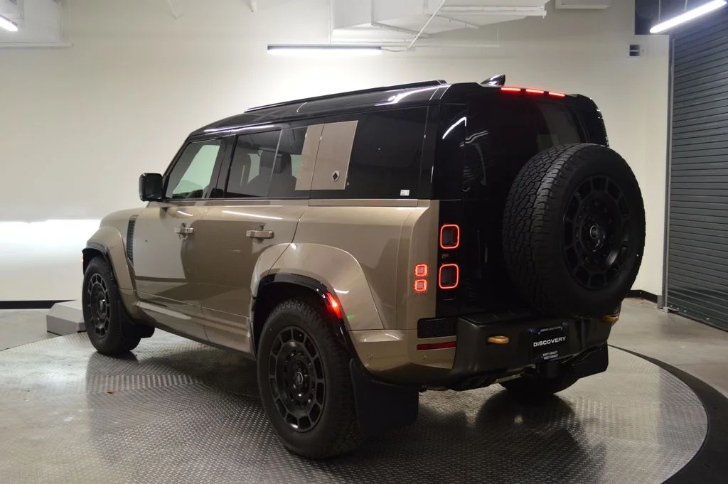 Certified Used 2025 Gondwana Stone Metallic Land Rover V8 image 3