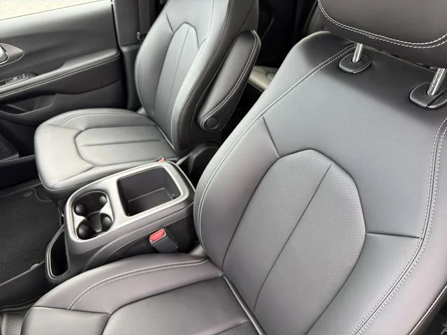 New 2026 Diamond Black Crystal Pearl-Coat Exterior Paint Chrysler Select image 20
