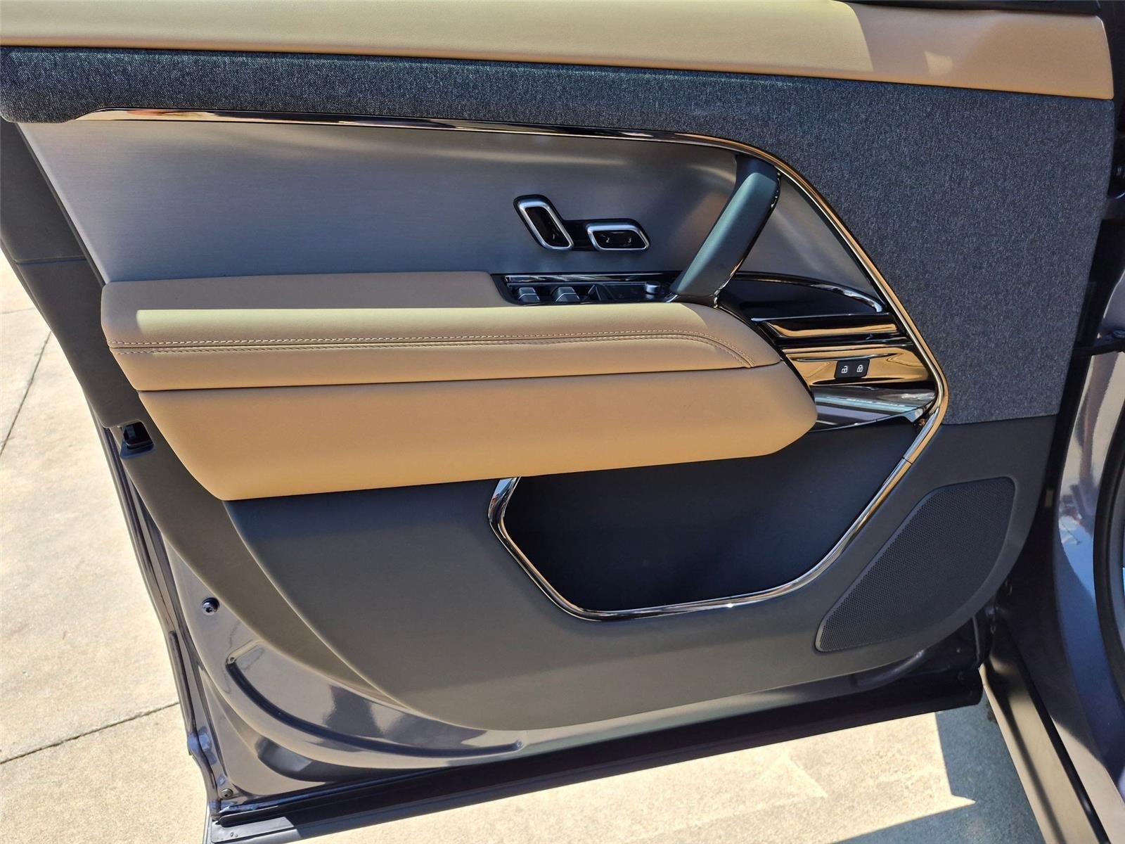 New 2026 Varesine Blue Metallic Land Rover SE image 11