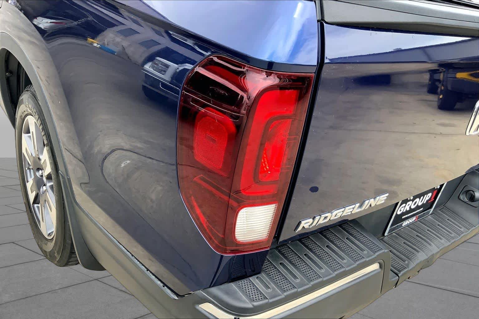 Used 2019 Obsidian Blue Pearl Honda RTL-T image 29