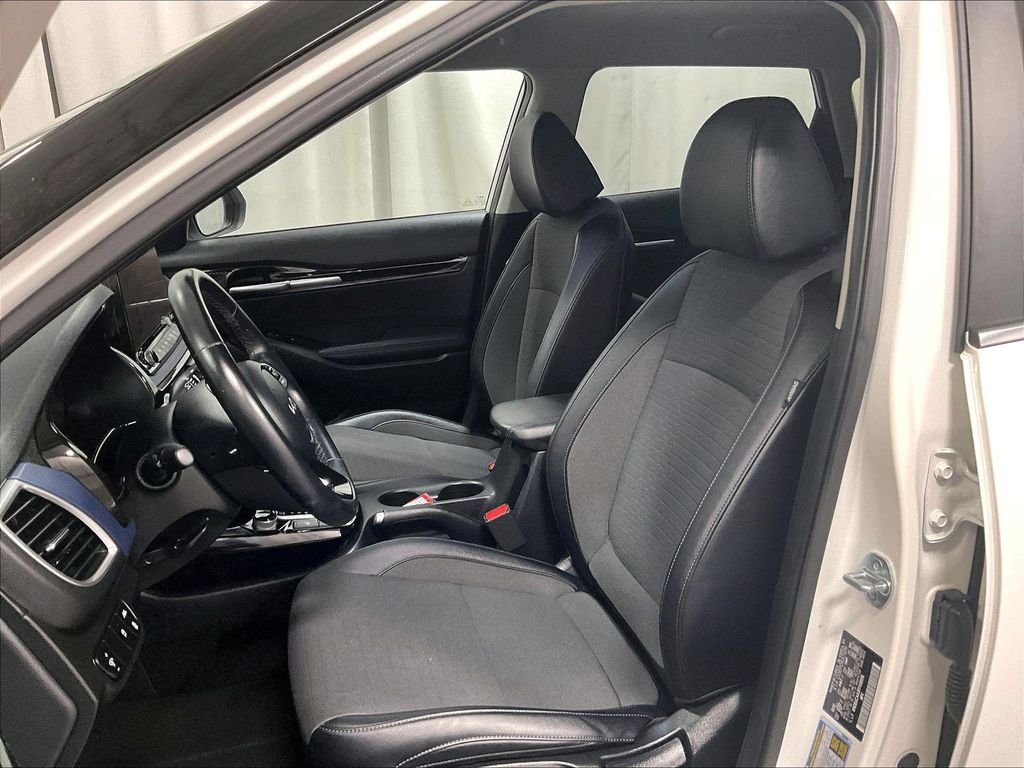Used 2023 White Kia S image 10