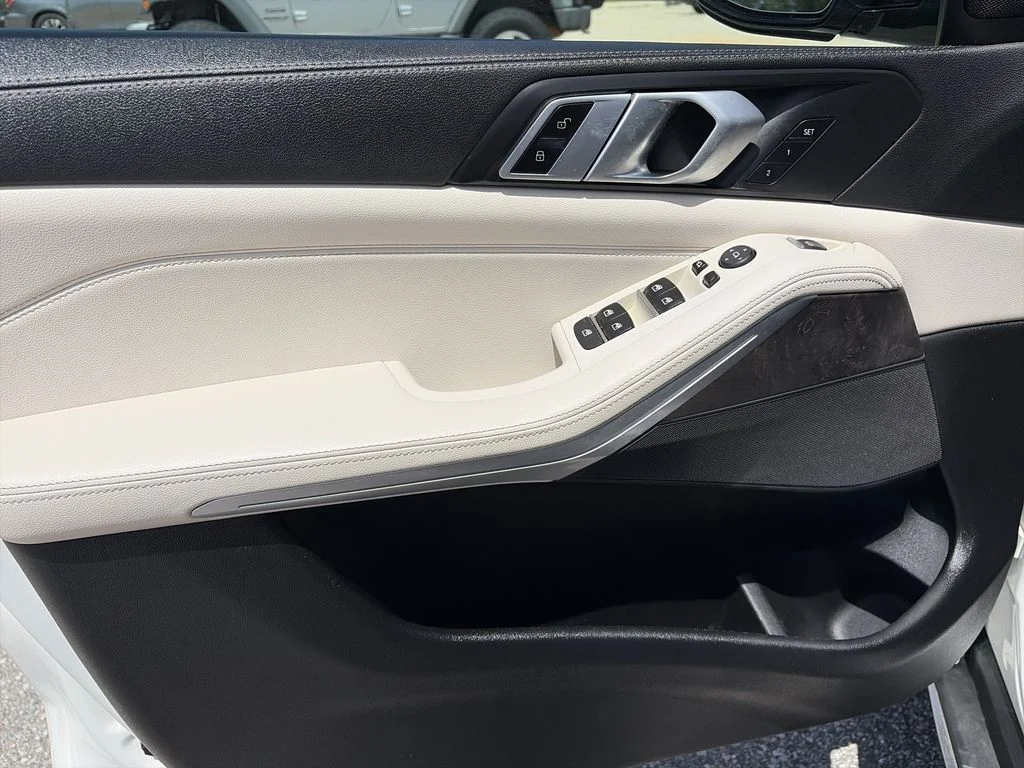 Used 2020 White BMW sDrive40i image 17