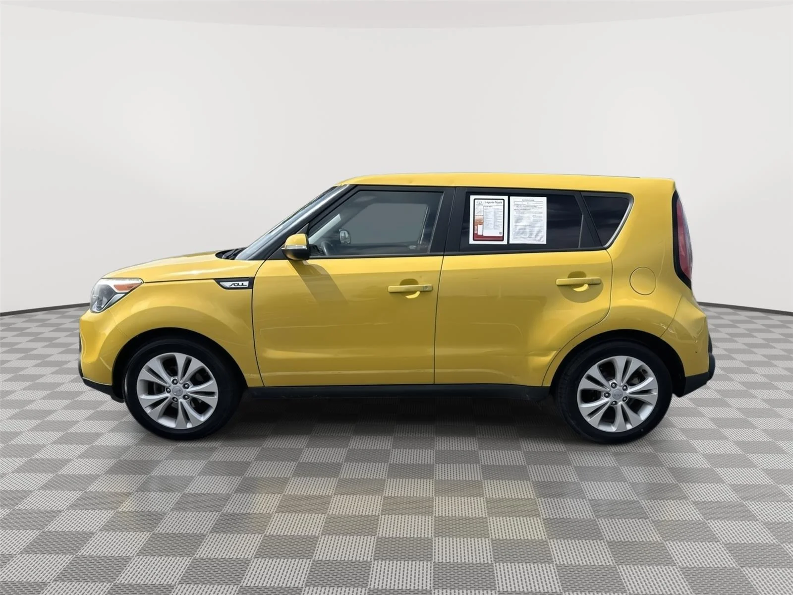 Used 2014 Solar Yellow Kia + image 10