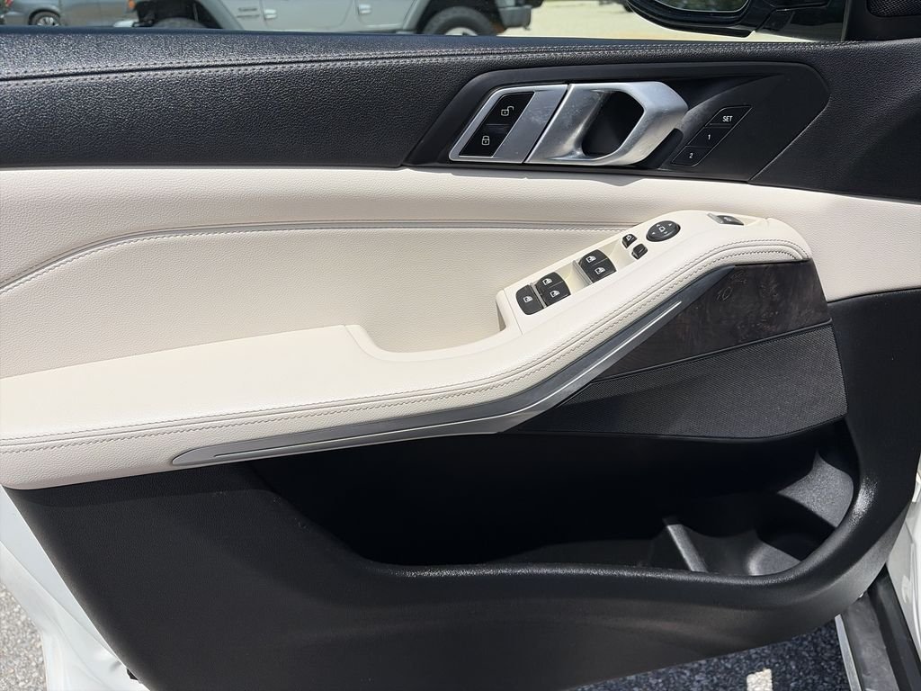 Used 2020 White BMW sDrive40i image 17