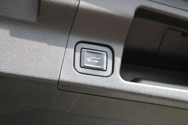 Used 2017 Silver GMC Denali image 24