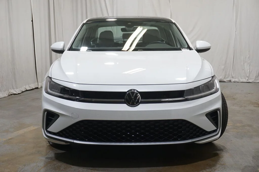 Certified Used 2025 White Volkswagen 1.5T SE image 5