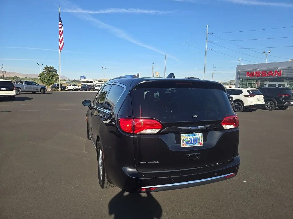 Used 2019 Black Chrysler Touring L image 6
