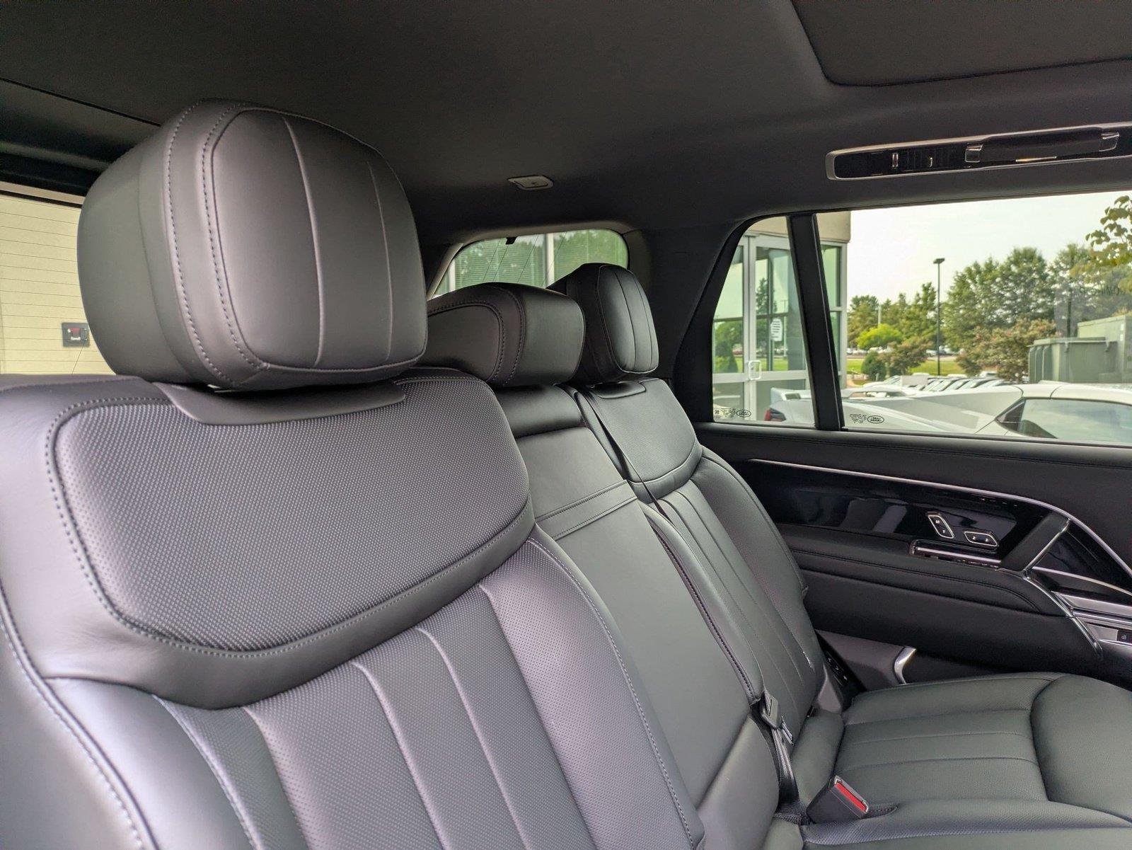 New 2026 Eiger Grey Metallic Land Rover SE image 31