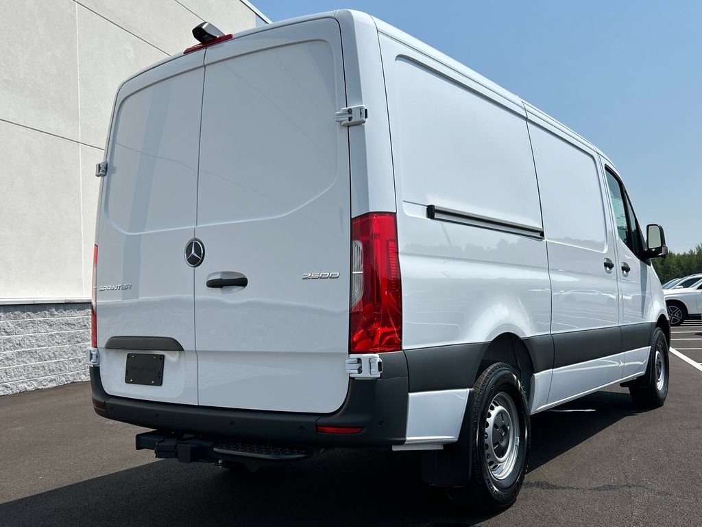 New 2026 Arctic+White Mercedes-Benz Cargo 144 WB image 41