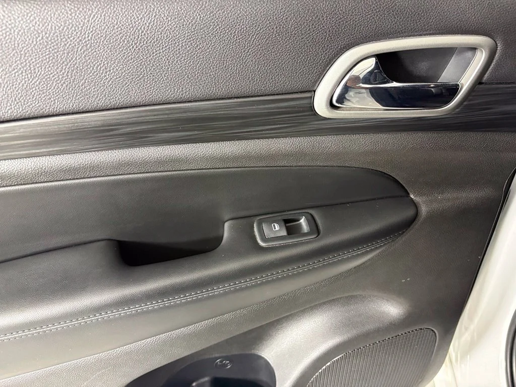 Used 2019 White Jeep Altitude image 37