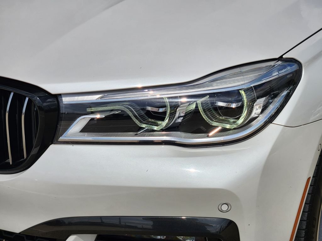 Used 2019 White Metallic BMW 750i image 9