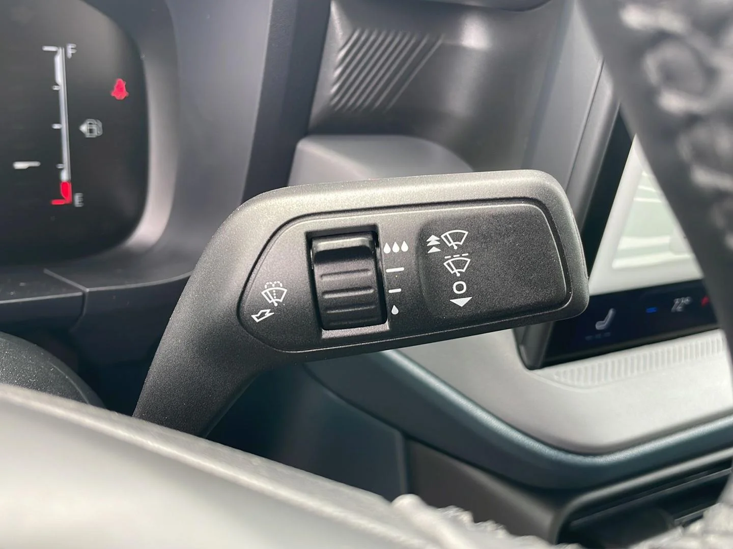 New 2026 Carbonized Gray Metallic Ford LARIAT image 17