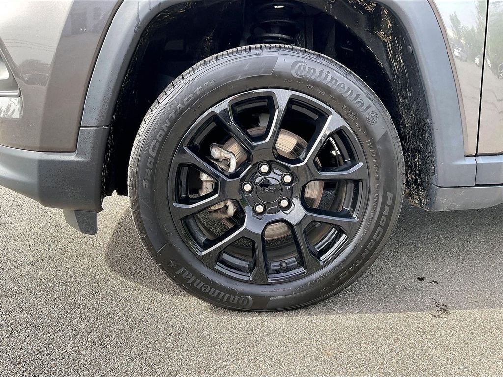 Used 2022 Gray Jeep Latitude image 22