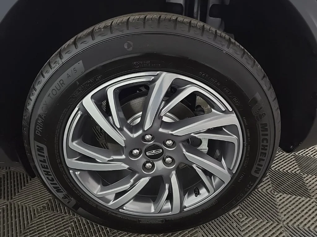 Used 2023 White Lincoln Standard image 14