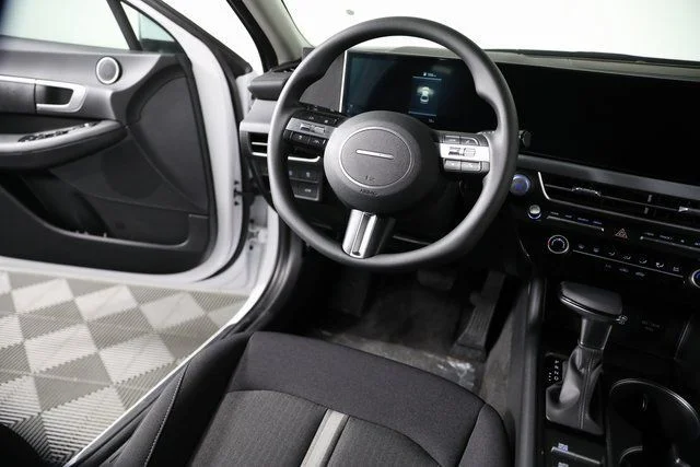 Used 2025 White Hyundai SE image 20