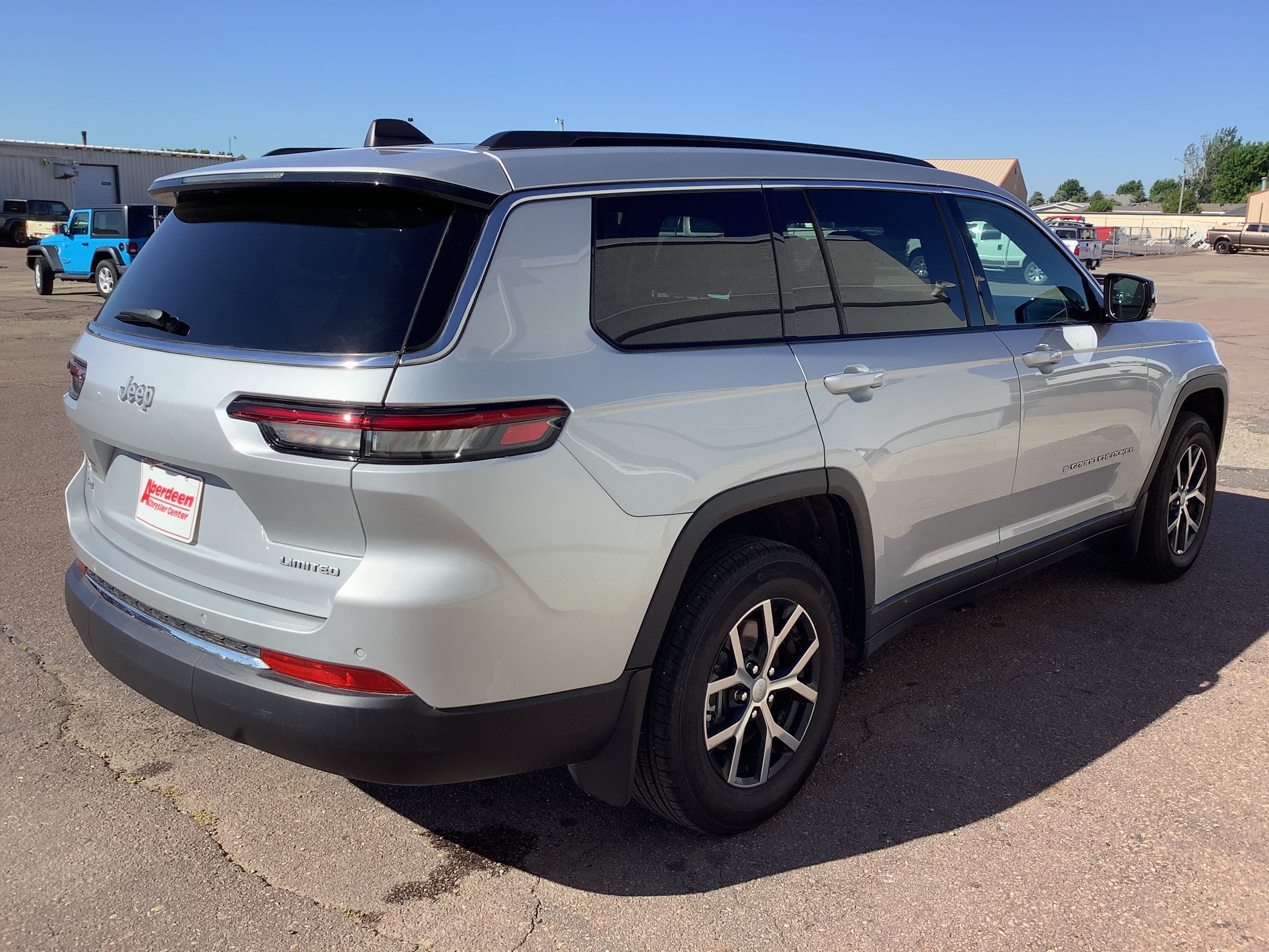 Used 2025 Silver Jeep Limited image 5