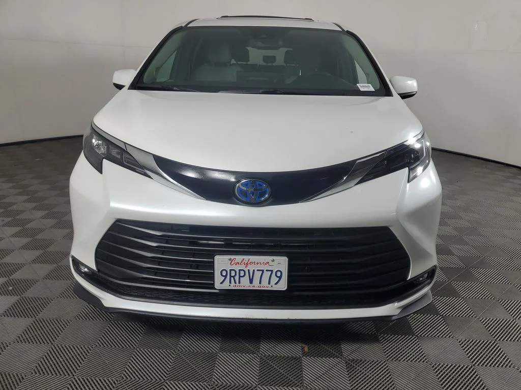 2025 Toyota Sienna XLE - Photo 9