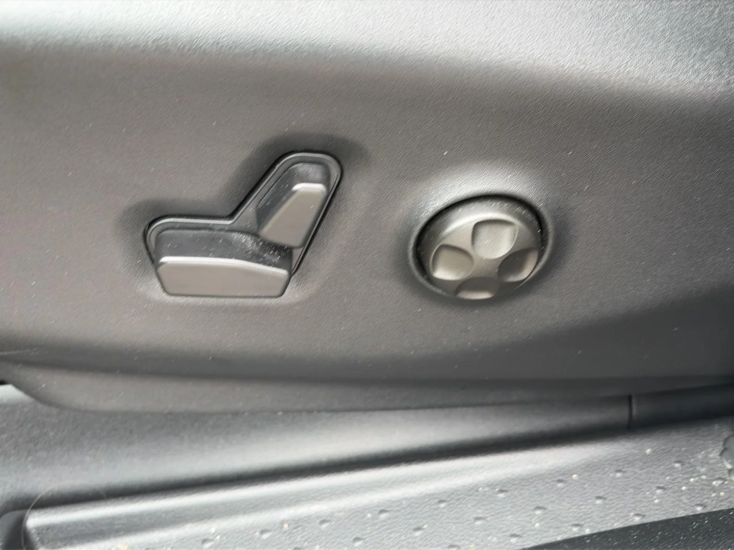 Used 2026 Silver Mist Clearcoat Chrysler Select image 9