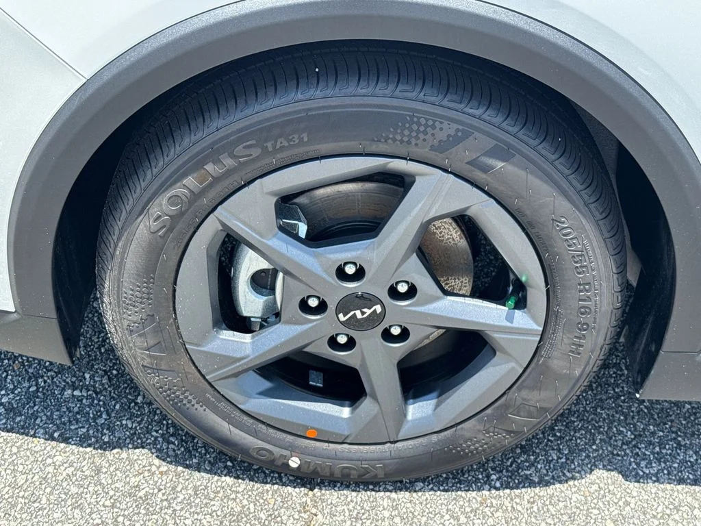 New 2026 Snow White Pearl Kia LXS image 11