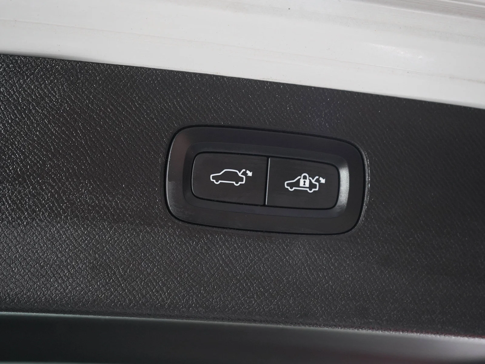 Used 2023 Crystal White Volvo B6 AWD Plus 7P image 12