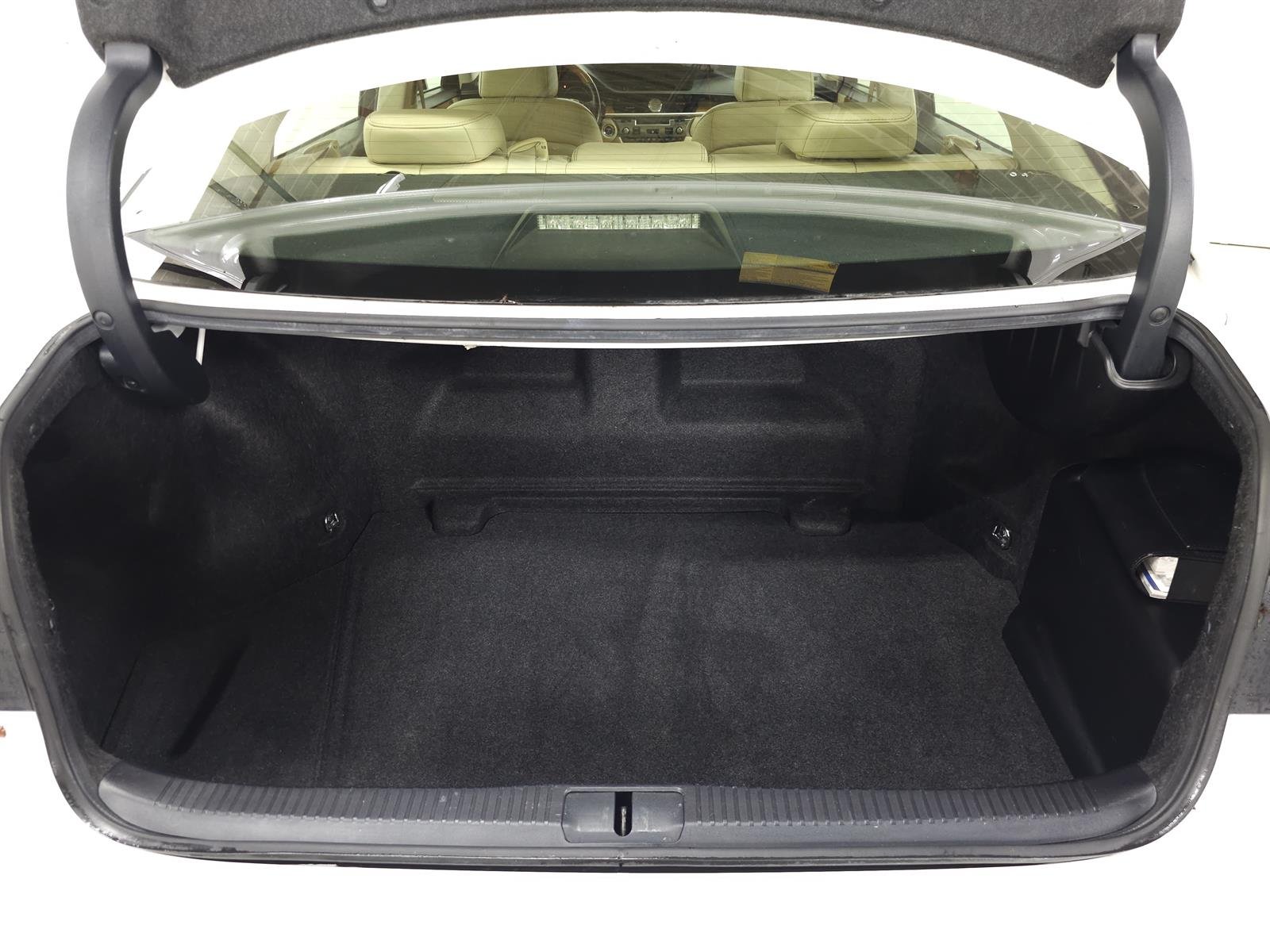 Used 2014 White Lexus  image 7