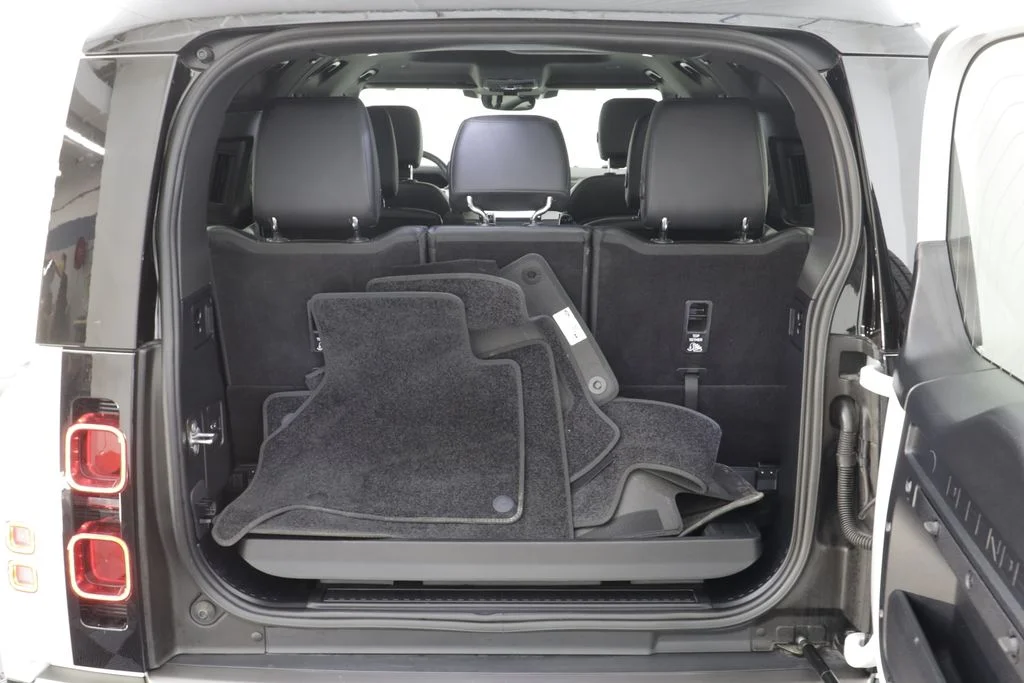Certified Used 2025 White Land Rover X-Dynamic SE image 18