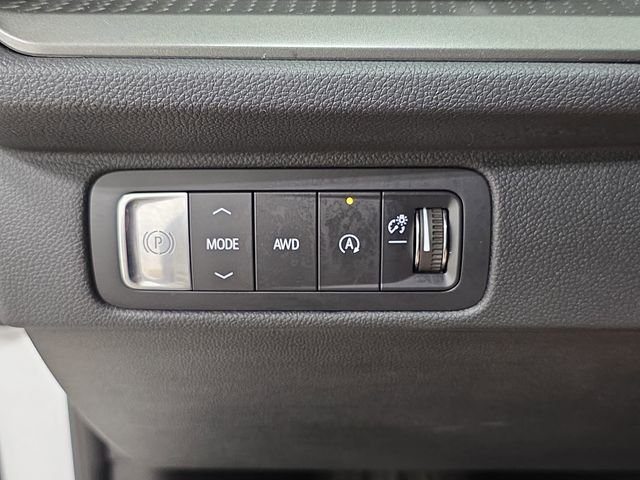 Used 2025 White Chevrolet LT image 26