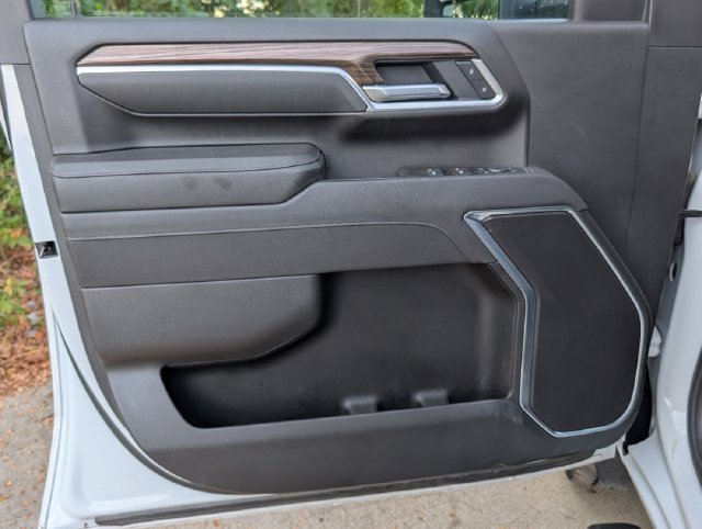 Used 2025 Summit White Chevrolet LT image 19