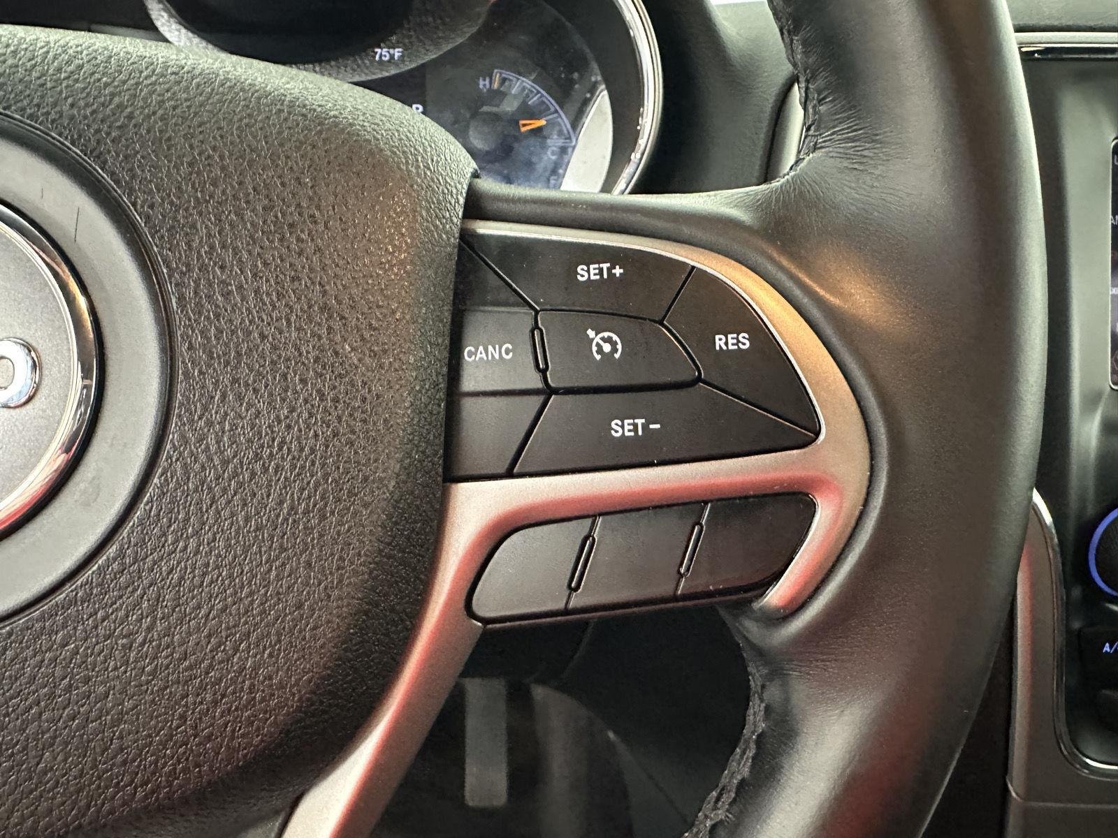 Used 2018 Granite Crystal Metallic Clearcoat Jeep Laredo E image 33