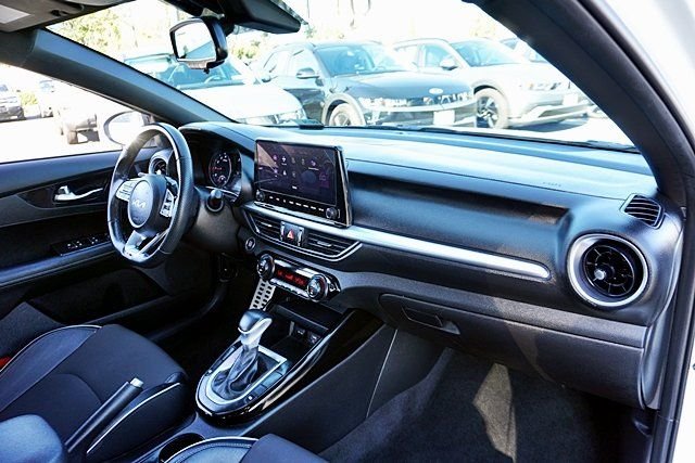 Used 2023 White Kia GT-Line image 9