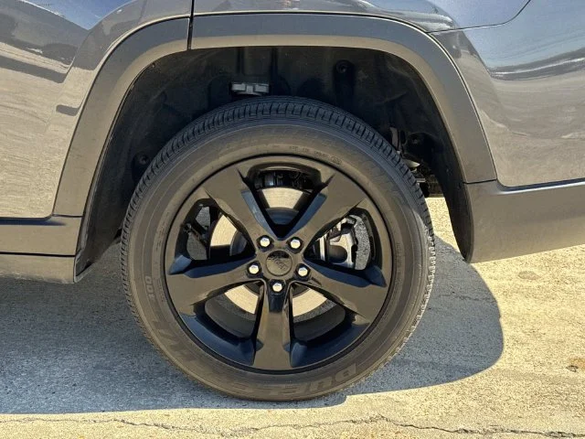 Used 2025 Gray Jeep Altitude X image 7