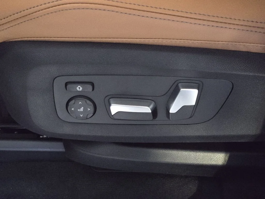 Used 2026 White BMW sDrive40i image 19