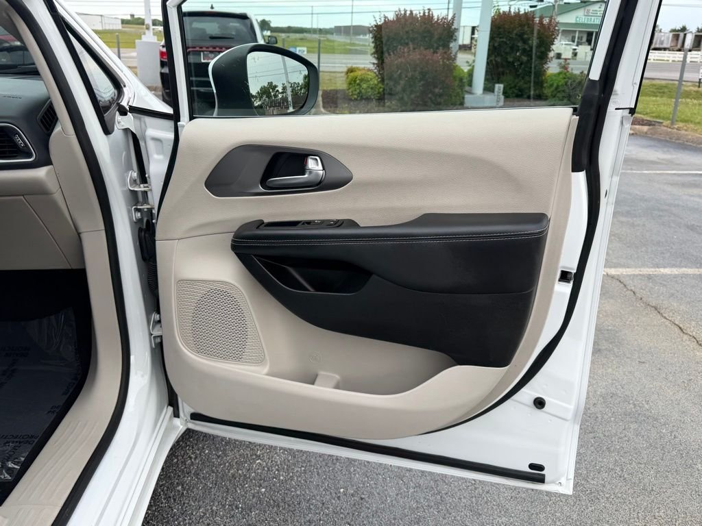 Used 2023 White Chrysler Touring L image 22