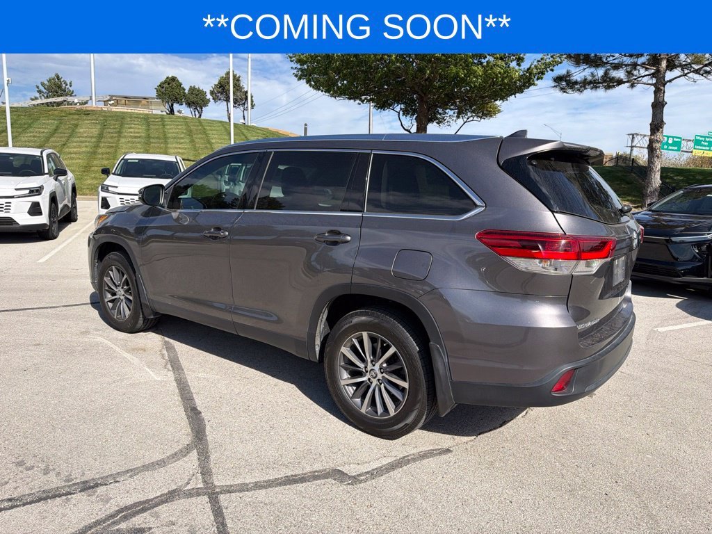 Used 2019 Gray Toyota XLE image 11