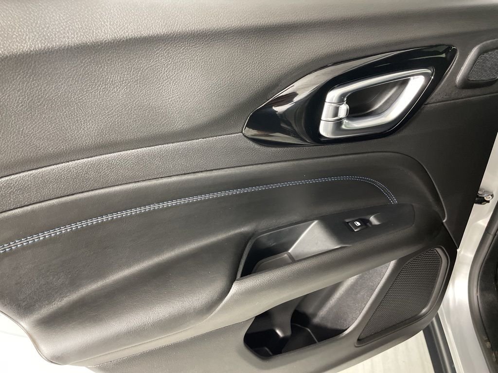 New 2026 Silver Zynith Metallic Clearcoat Jeep Latitude image 38